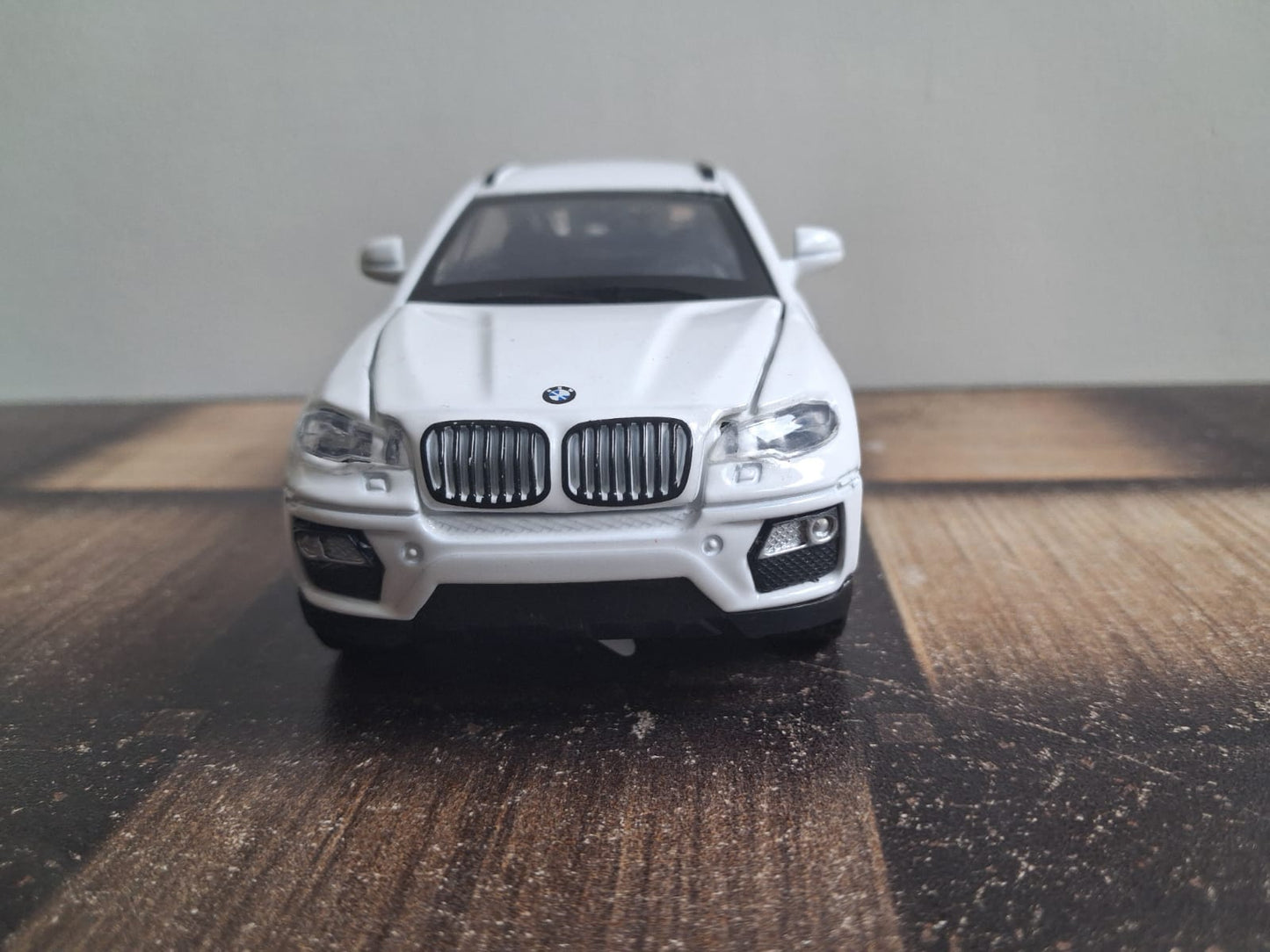 1:32 BMW X6 Die-Cast Model Car – Light, Sound & Pull-Back Action (White)