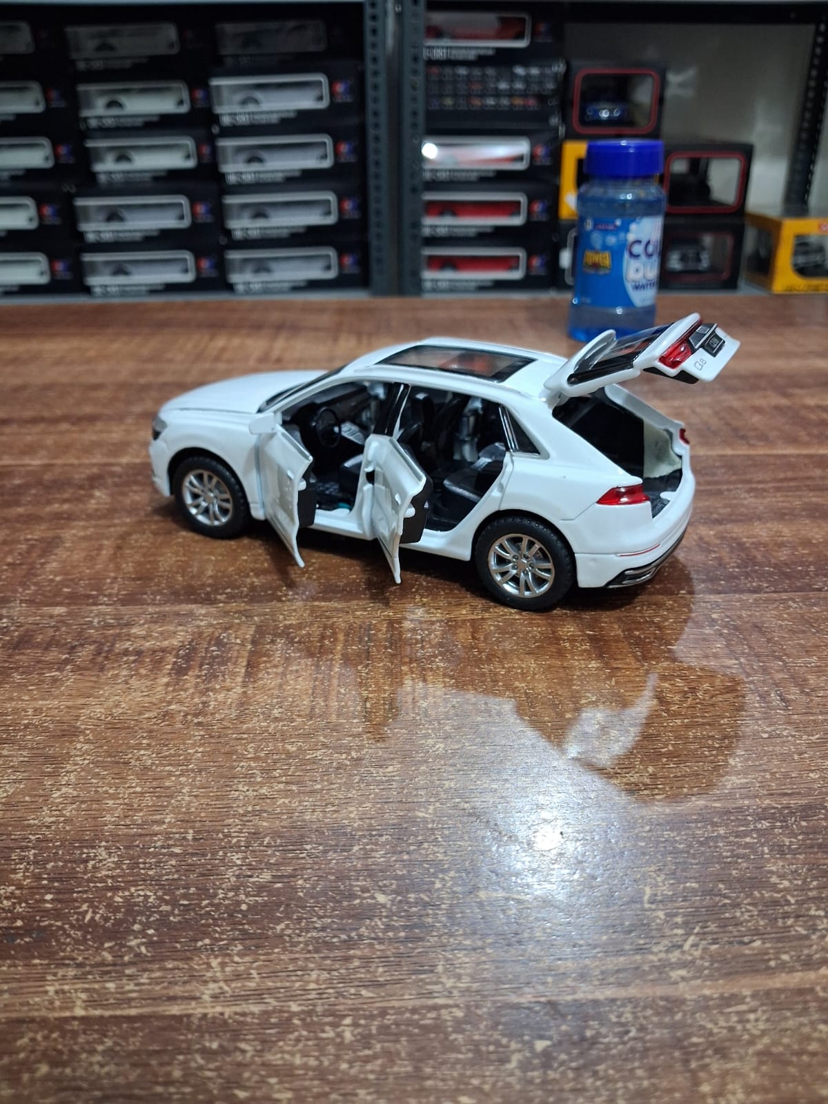 Audi Q8 Die-Cast Model Car – 1:32 Scale | Pullback Action | Light & Sound