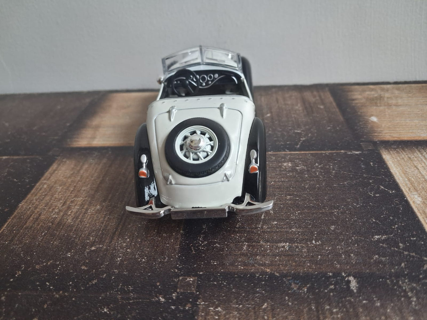1:32 Audi Rover Wanderer W25K Classic Die-Cast Model Car – Light, Sound & Pull-Back Action (Red, Black, White)
