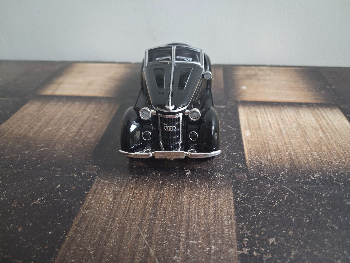 1:32 Audi Rover Wanderer W25K Classic Die-Cast Model Car – Light, Sound & Pull-Back Action (Red, Black, White)