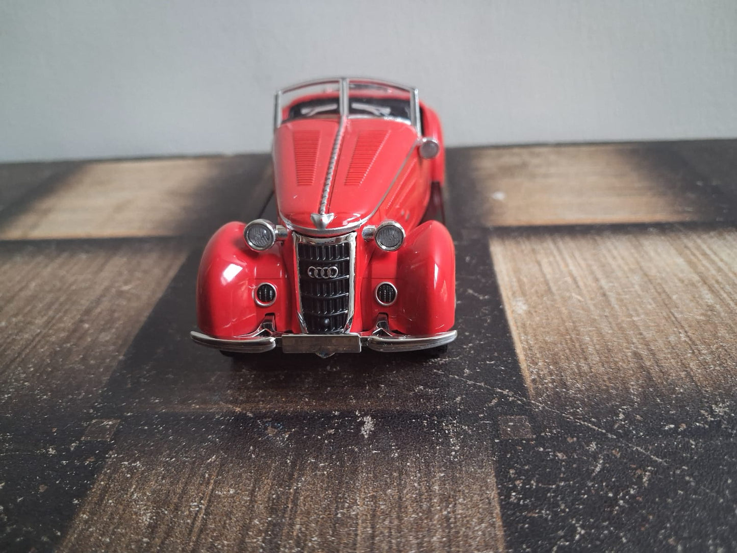 1:32 Audi Rover Wanderer W25K Classic Die-Cast Model Car – Light, Sound & Pull-Back Action (Red, Black, White)