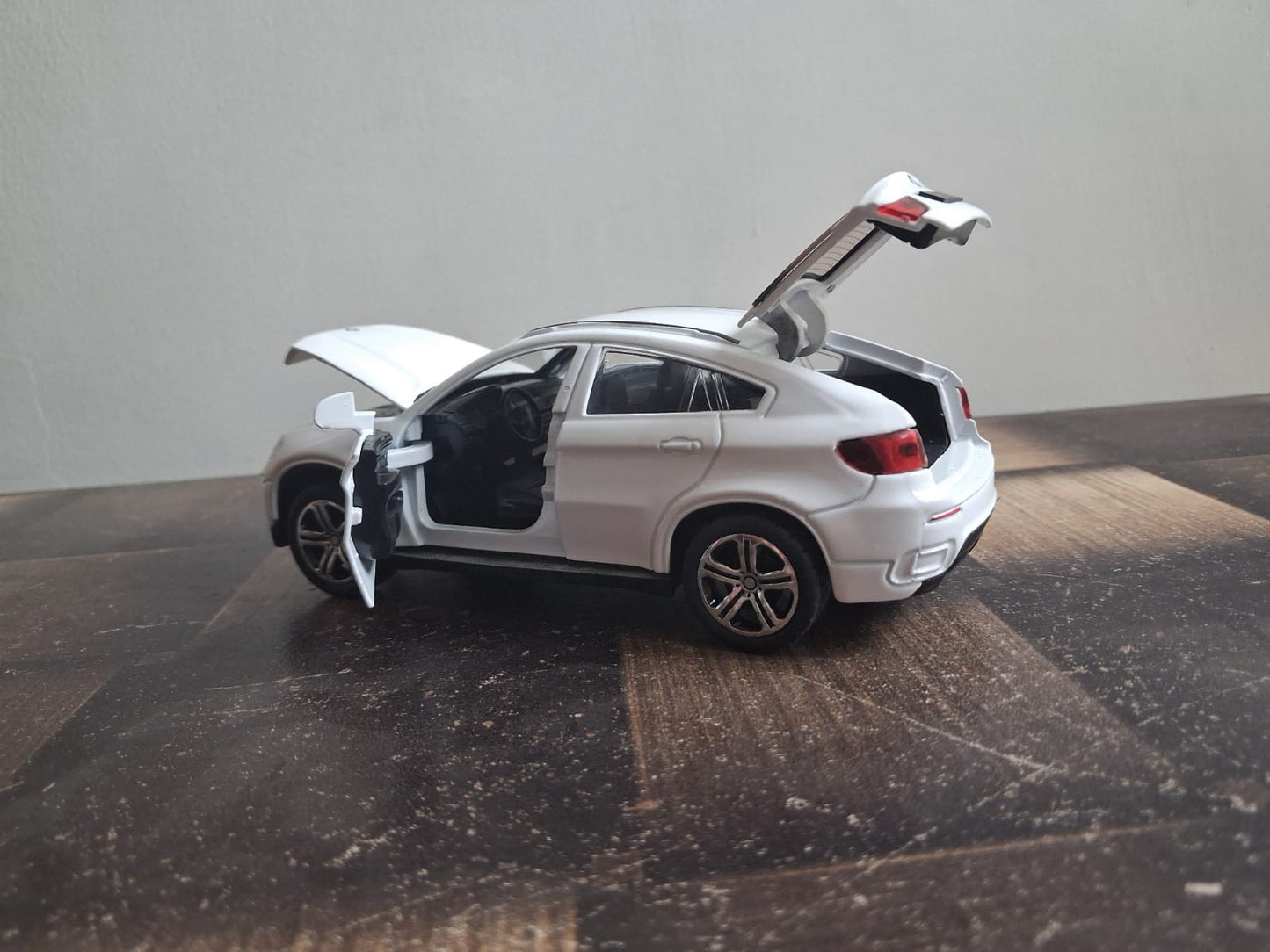 1:32 BMW X6 Die-Cast Model Car – Light, Sound & Pull-Back Action (White)