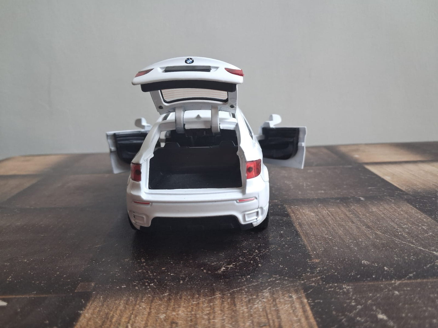 1:32 BMW X6 Die-Cast Model Car – Light, Sound & Pull-Back Action (White)