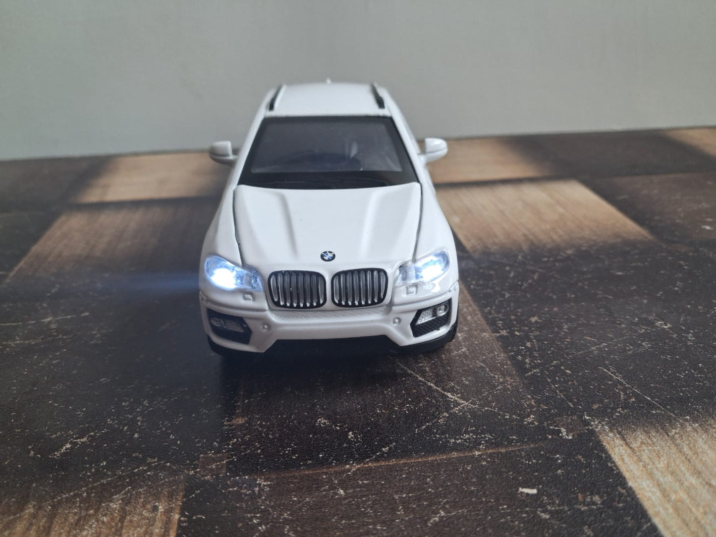 1:32 BMW X6 Die-Cast Model Car – Light, Sound & Pull-Back Action (White)