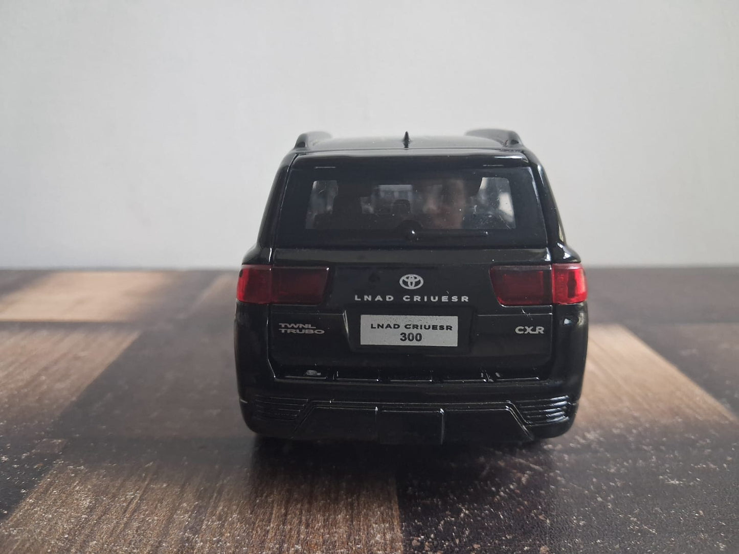 1:32 Toyota Land Cruiser Die-Cast Model – Light, Sound & Pull-Back Action (Black)