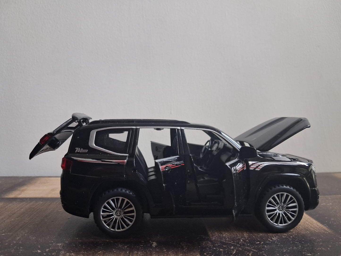 1:32 Toyota Land Cruiser Die-Cast Model – Light, Sound & Pull-Back Action (Black)
