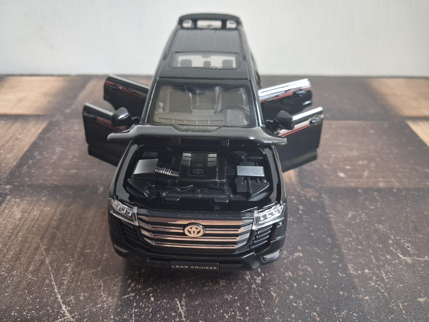 1:32 Toyota Land Cruiser Die-Cast Model – Light, Sound & Pull-Back Action (Black)