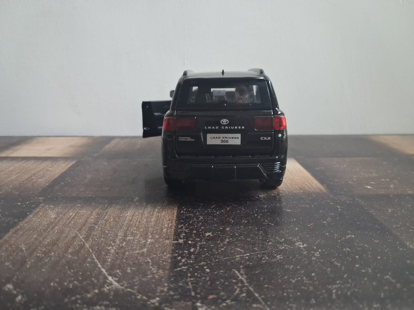1:32 Toyota Land Cruiser Die-Cast Model – Light, Sound & Pull-Back Action (Black)