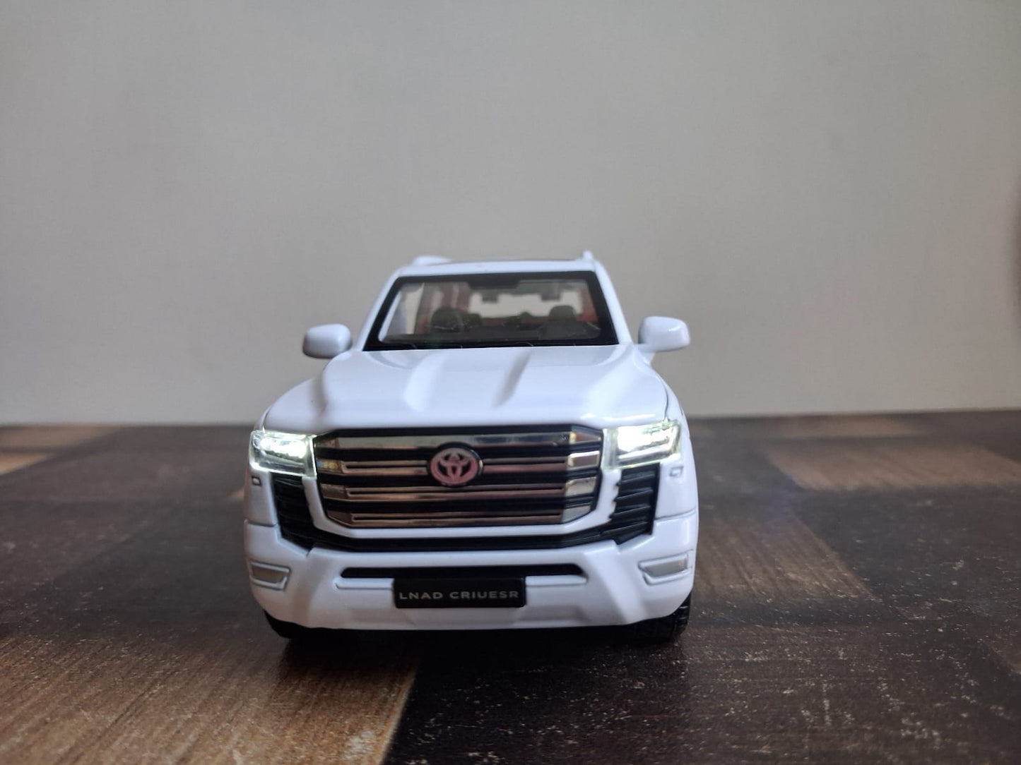 1:32 Toyota Land Cruiser Die-Cast Model – Light, Sound & Pull-Back Action (Black)
