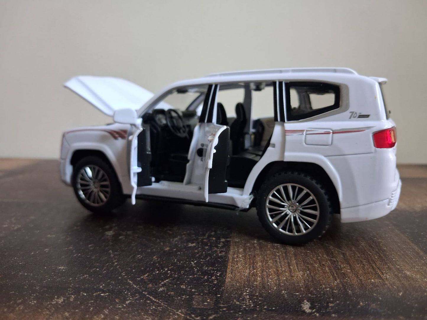 1:32 Toyota Land Cruiser Die-Cast Model – Light, Sound & Pull-Back Action (Black)