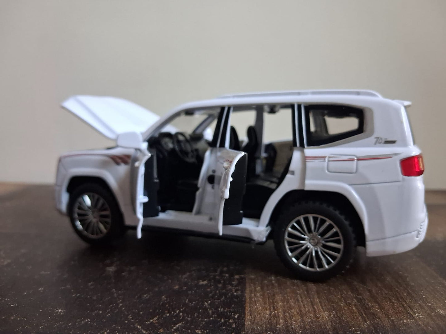 1:32 Toyota Land Cruiser Die-Cast Model – Light, Sound & Pull-Back Action (Black)
