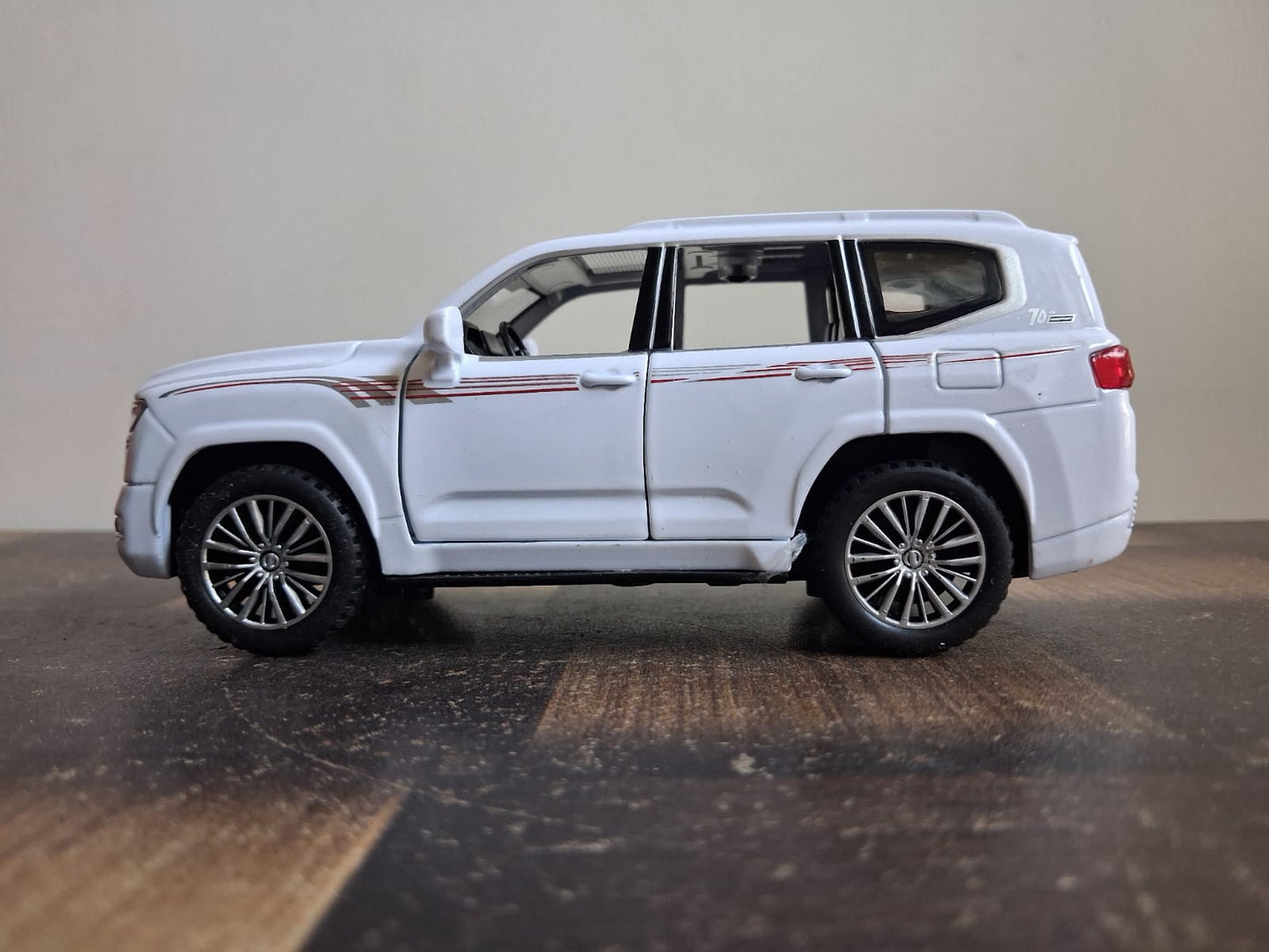 1:32 Toyota Land Cruiser Die-Cast Model – Light, Sound & Pull-Back Action (Black)