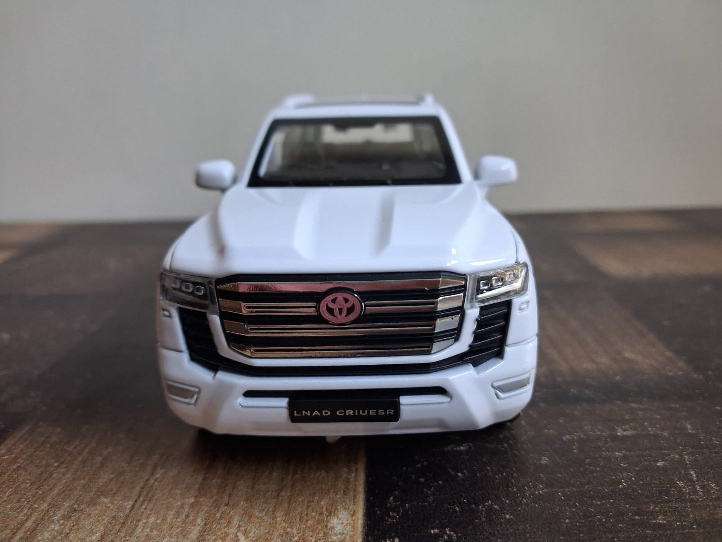 1:32 Toyota Land Cruiser Die-Cast Model – Light, Sound & Pull-Back Action (Black)