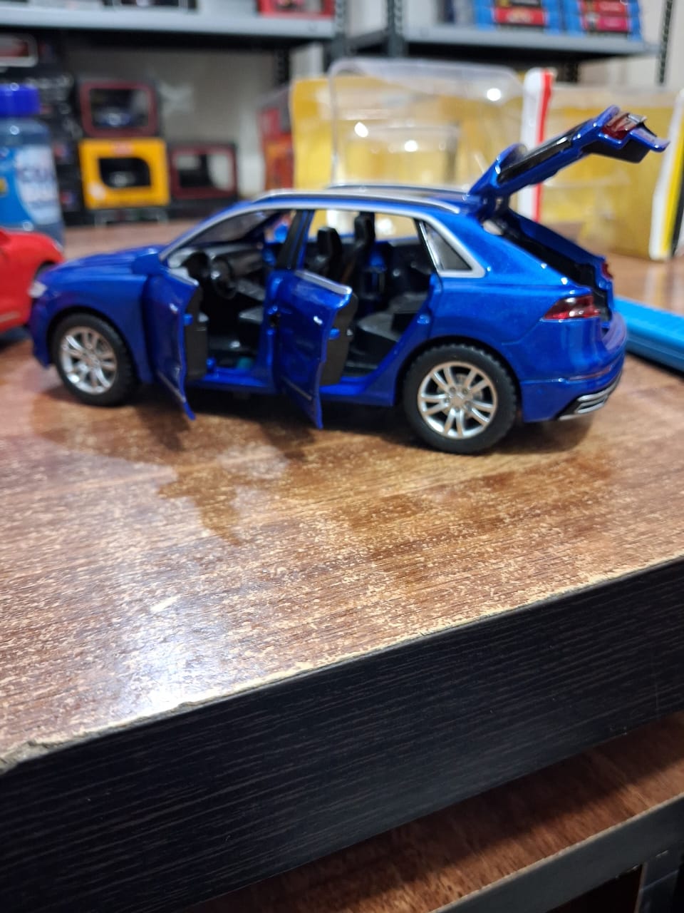 Audi Q8 Die-Cast Model Car – 1:32 Scale | Pullback Action | Light & Sound