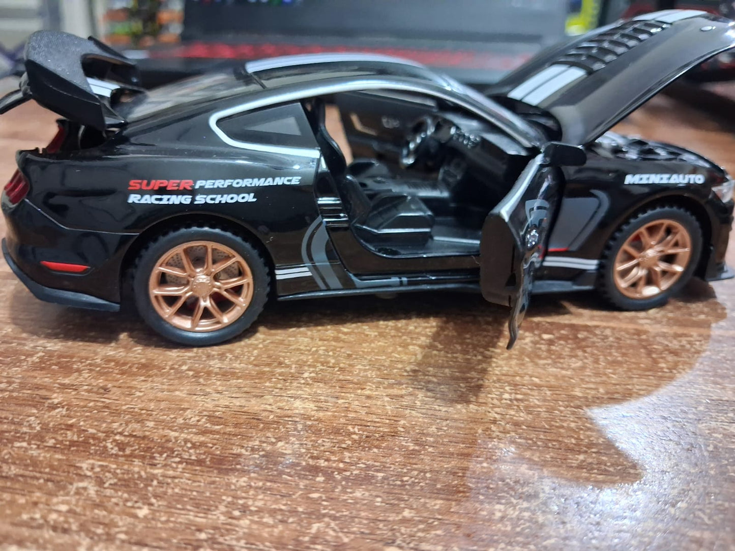 1:32 Scale GT500 Shelby Die-Cast Car – Pullback Action & Opening Doors