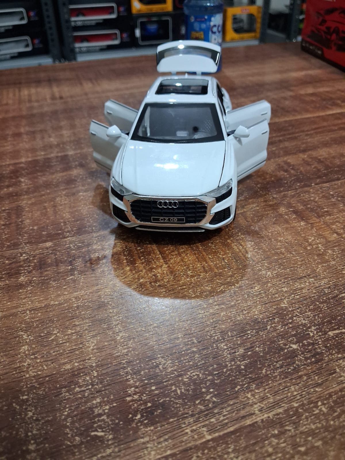 Audi Q8 Die-Cast Model Car – 1:32 Scale | Pullback Action | Light & Sound