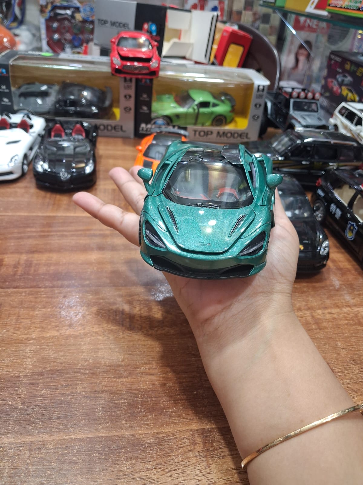 McLaren Supercar Die-Cast Model – 1:32 Scale | Green | Light & Sound