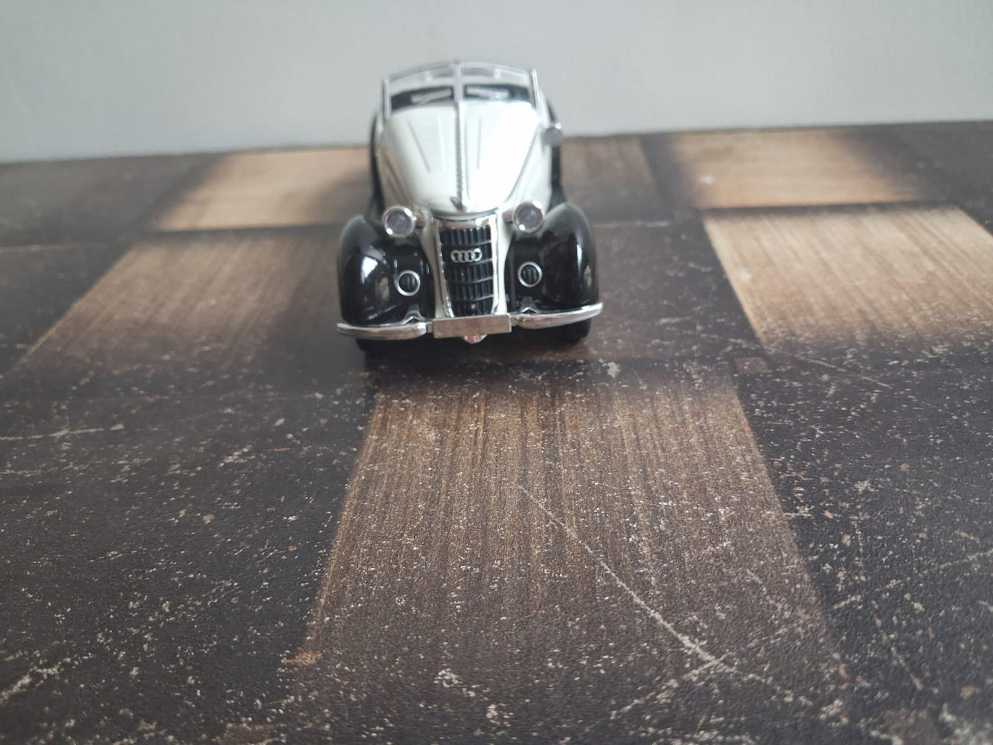 1:32 Audi Rover Wanderer W25K Classic Die-Cast Model Car – Light, Sound & Pull-Back Action (Red, Black, White)