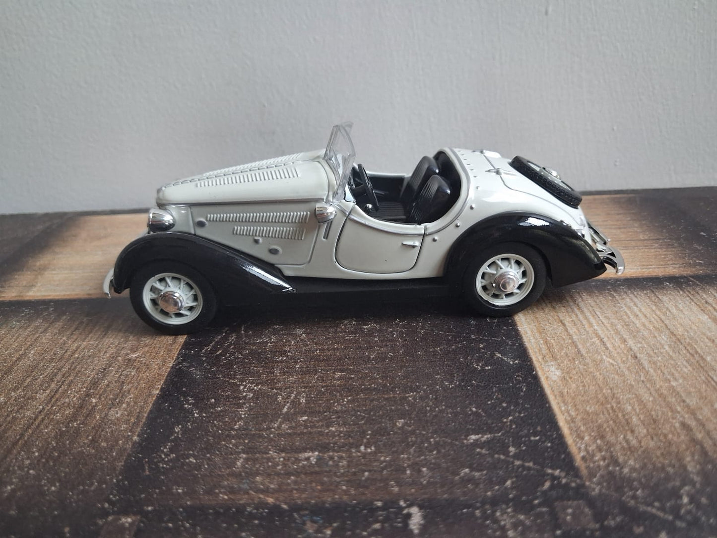 1:32 Audi Rover Wanderer W25K Classic Die-Cast Model Car – Light, Sound & Pull-Back Action (Red, Black, White)