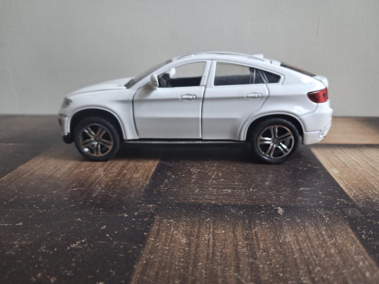 1:32 BMW X6 Die-Cast Model Car – Light, Sound & Pull-Back Action (White)