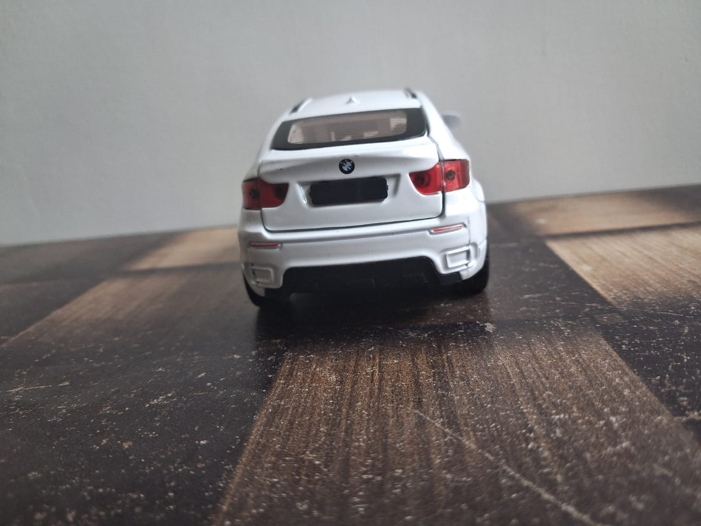 1:32 BMW X6 Die-Cast Model Car – Light, Sound & Pull-Back Action (White)