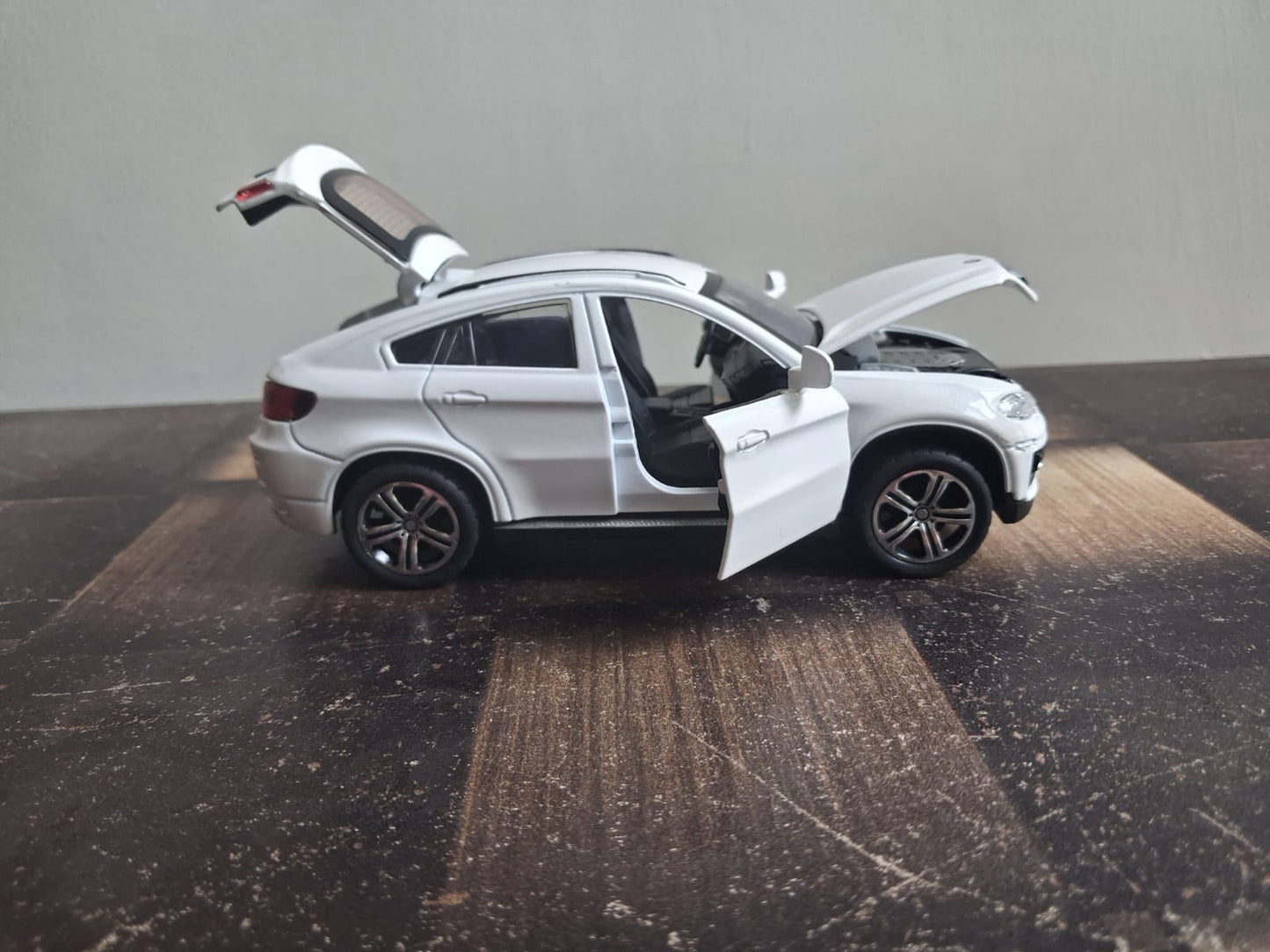 1:32 BMW X6 Die-Cast Model Car – Light, Sound & Pull-Back Action (White)