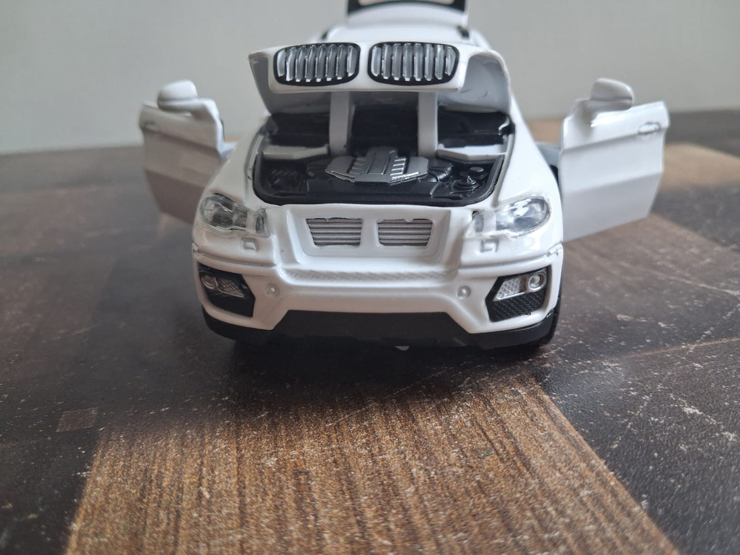 1:32 BMW X6 Die-Cast Model Car – Light, Sound & Pull-Back Action (White)