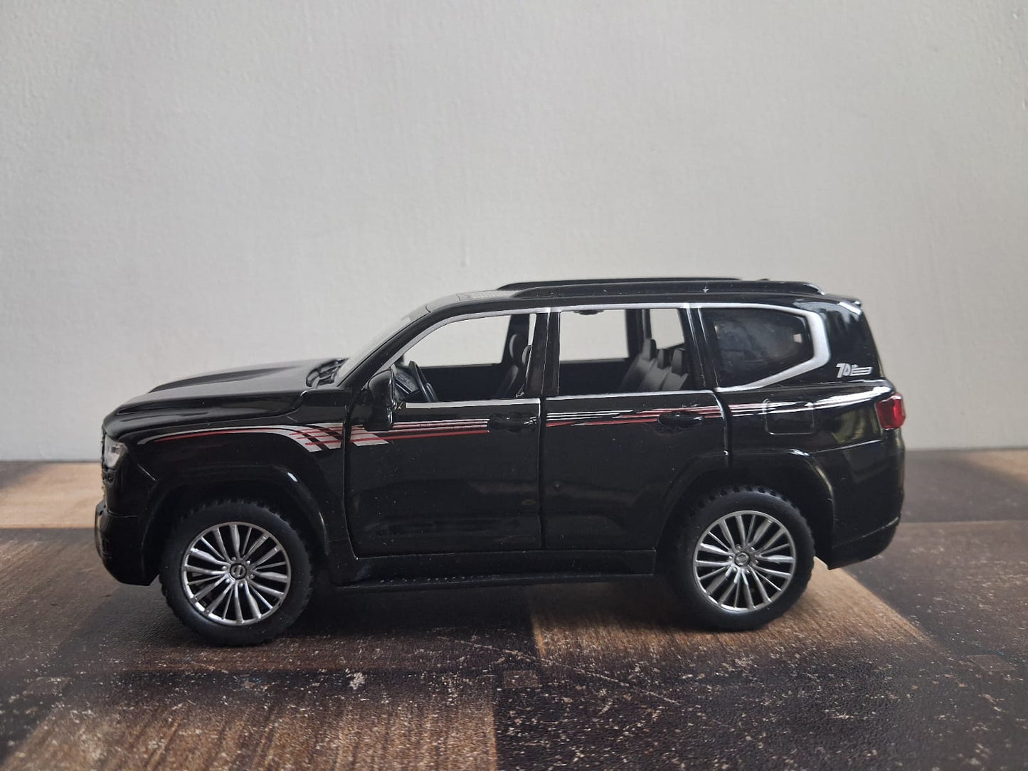 1:32 Toyota Land Cruiser Die-Cast Model – Light, Sound & Pull-Back Action (Black)