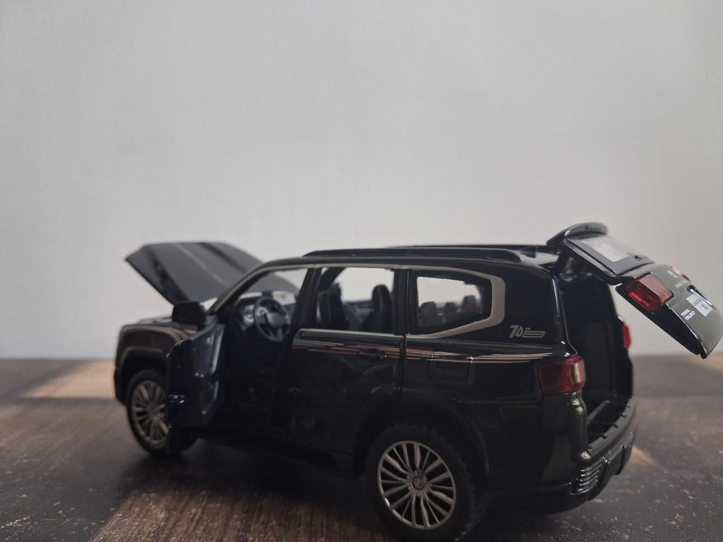 1:32 Toyota Land Cruiser Die-Cast Model – Light, Sound & Pull-Back Action (Black)