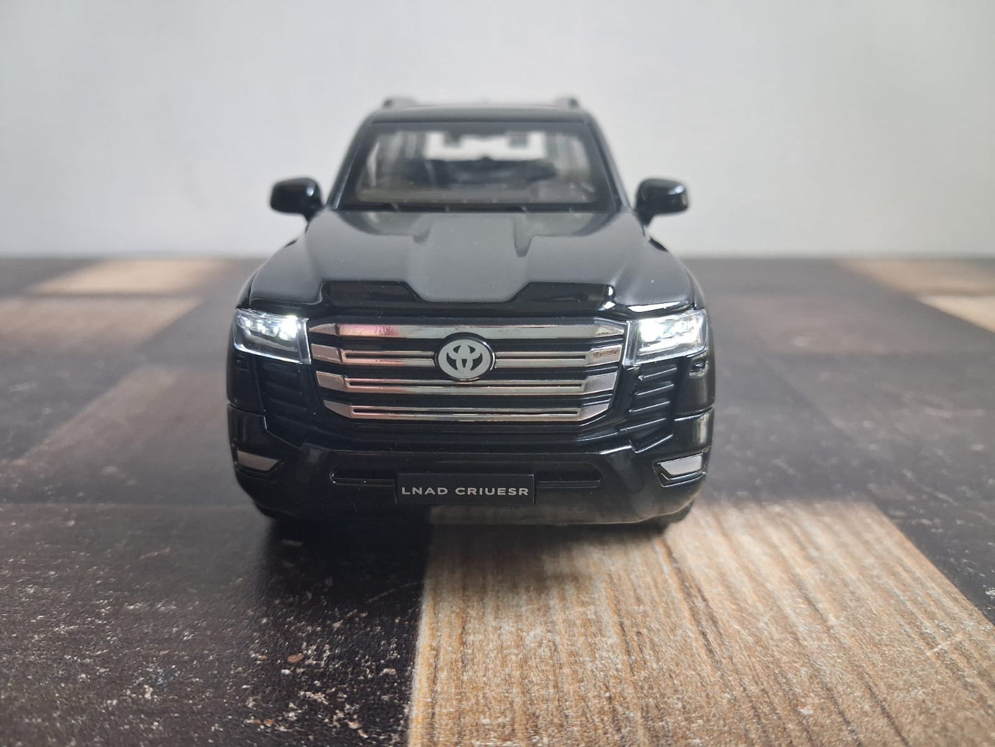 1:32 Toyota Land Cruiser Die-Cast Model – Light, Sound & Pull-Back Action (Black)