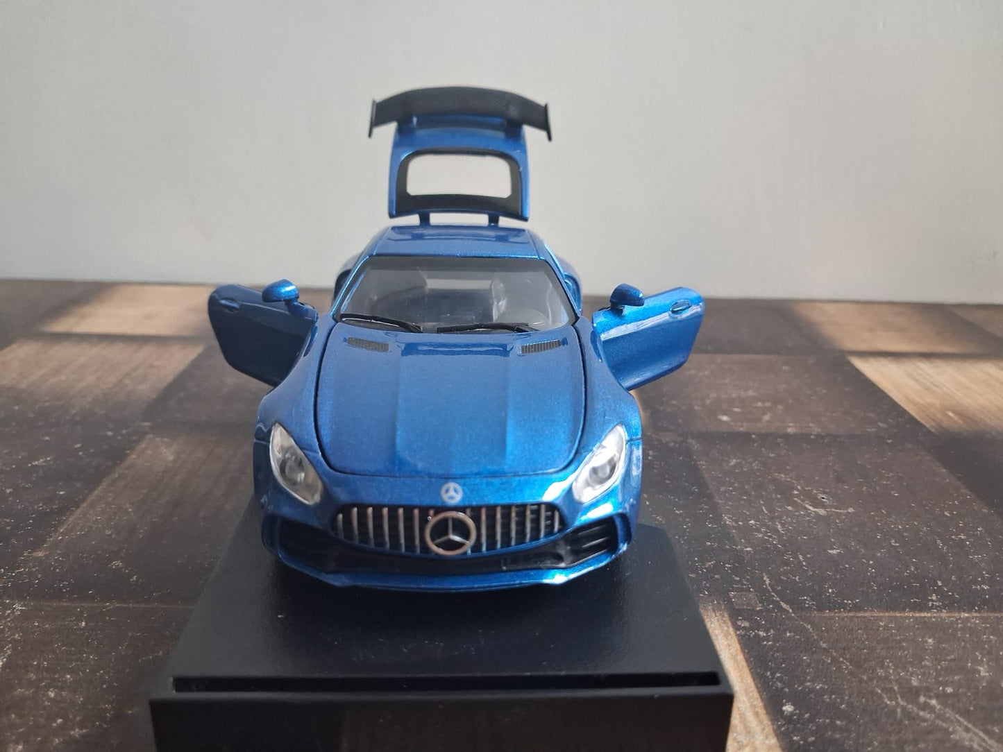 1:32 Mercedes AMG GT Die-Cast Model – Pullback, Lights & Sound, Opening Doors