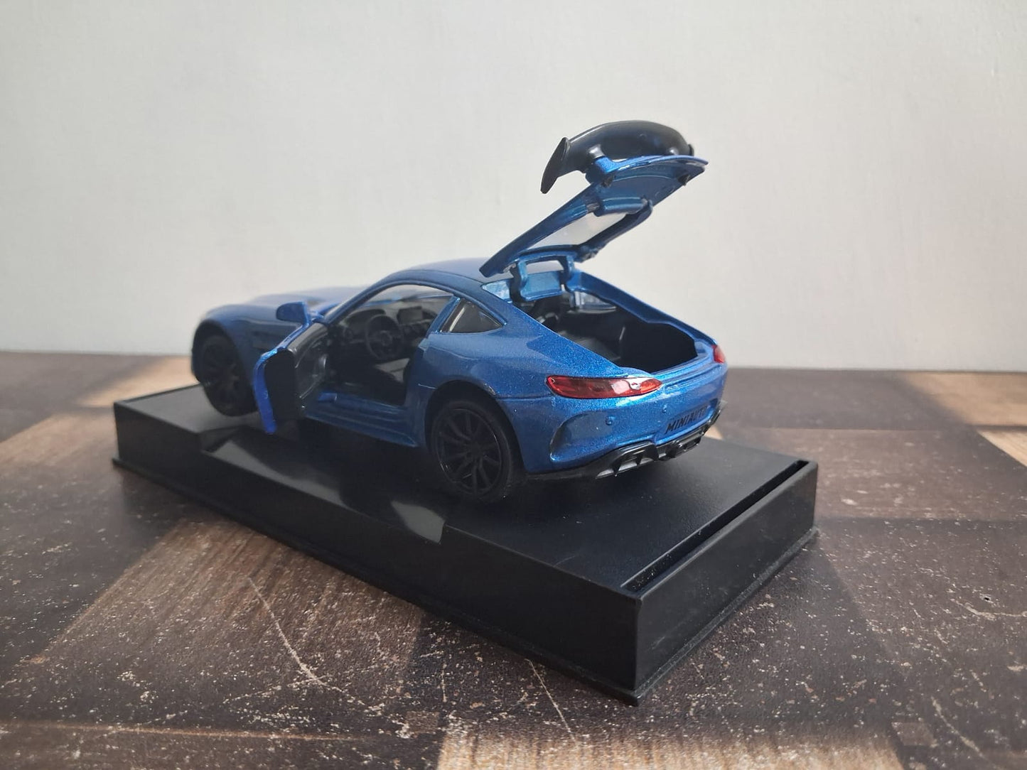 1:32 Mercedes AMG GT Die-Cast Model – Pullback, Lights & Sound, Opening Doors