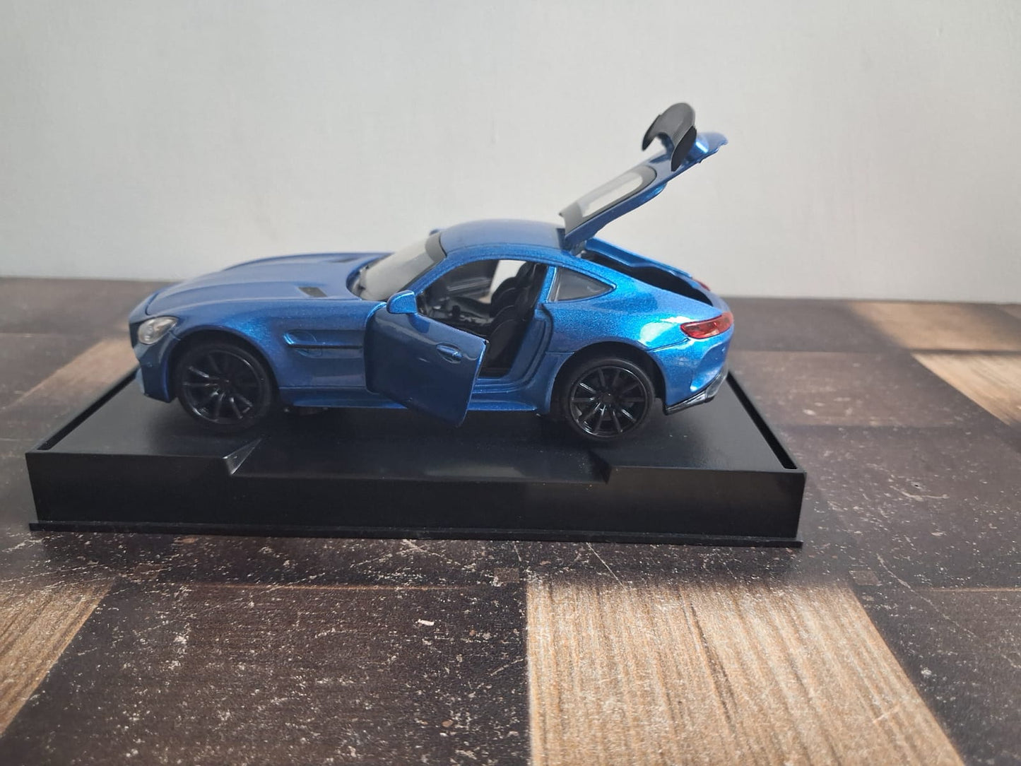 1:32 Mercedes AMG GT Die-Cast Model – Pullback, Lights & Sound, Opening Doors