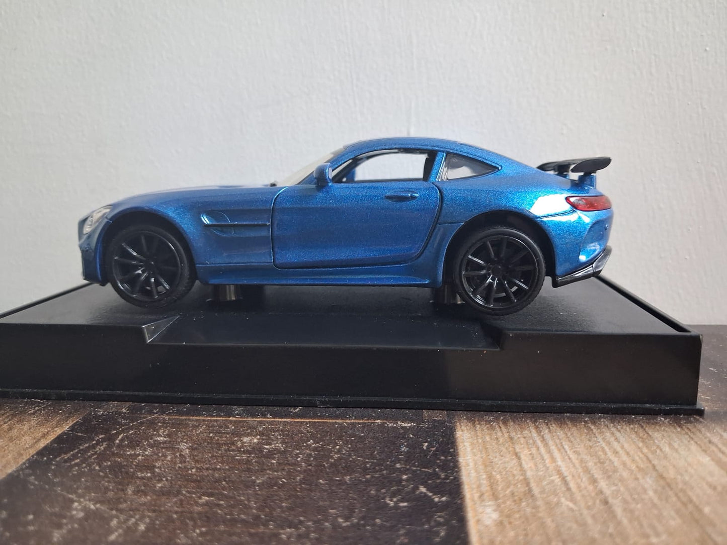 1:32 Mercedes AMG GT Die-Cast Model – Pullback, Lights & Sound, Opening Doors