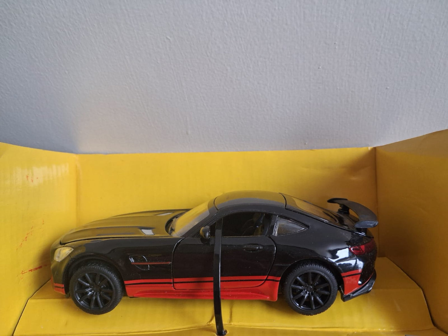 1:32 Mercedes AMG GT Die-Cast Model – Pullback, Lights & Sound, Opening Doors