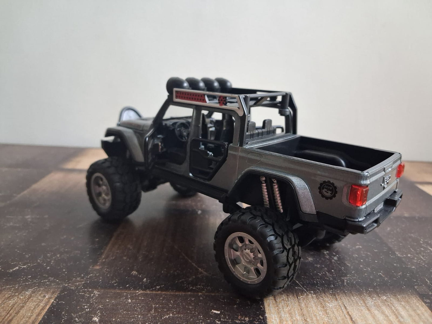 1:32 Off-Road SUV Die-Cast Model – Rugged Jeep Style with Light, Sound & Pull-Back (Grey)
