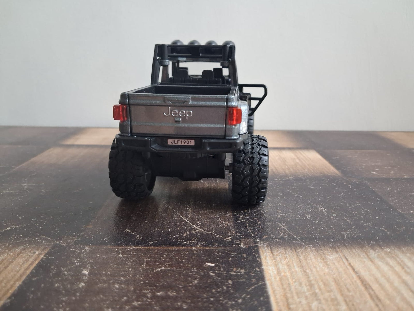 1:32 Off-Road SUV Die-Cast Model – Rugged Jeep Style with Light, Sound & Pull-Back (Grey)