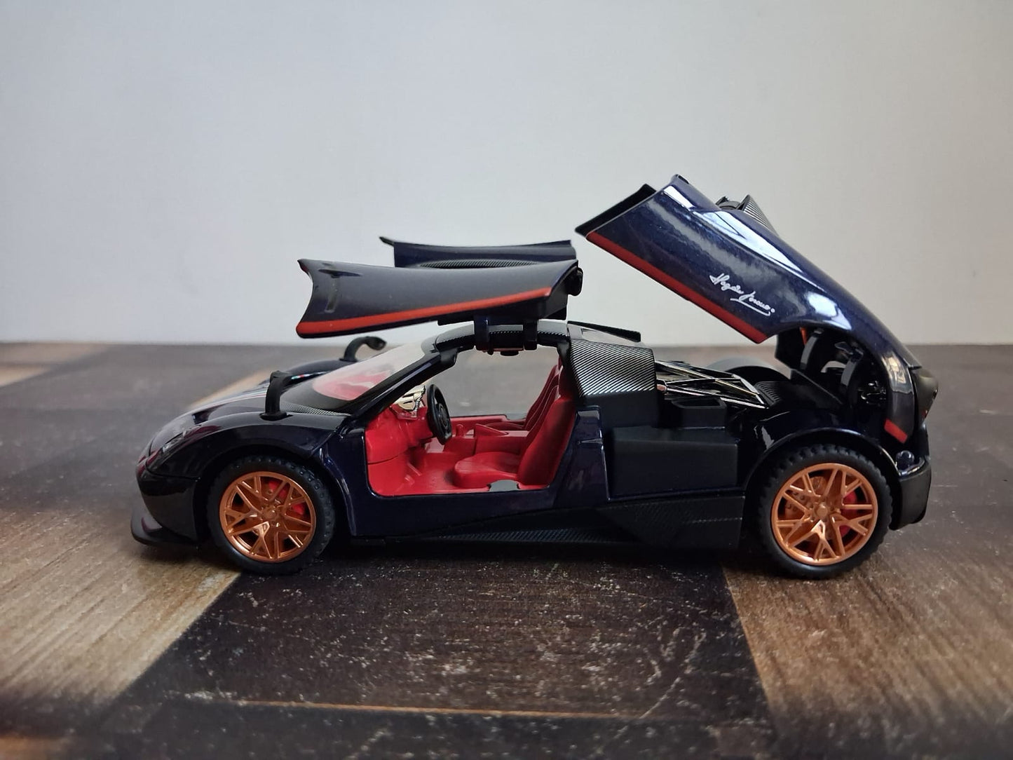 1:32 Pagani Huayra Roadster Die-Cast Model – Pullback Action & Opening Parts