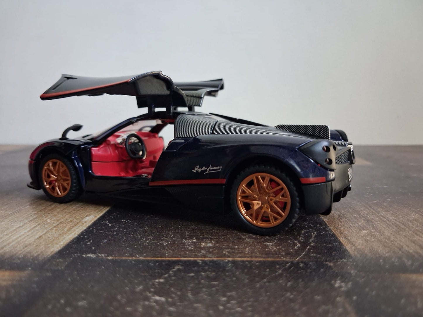 1:32 Pagani Huayra Roadster Die-Cast Model – Pullback Action & Opening Parts