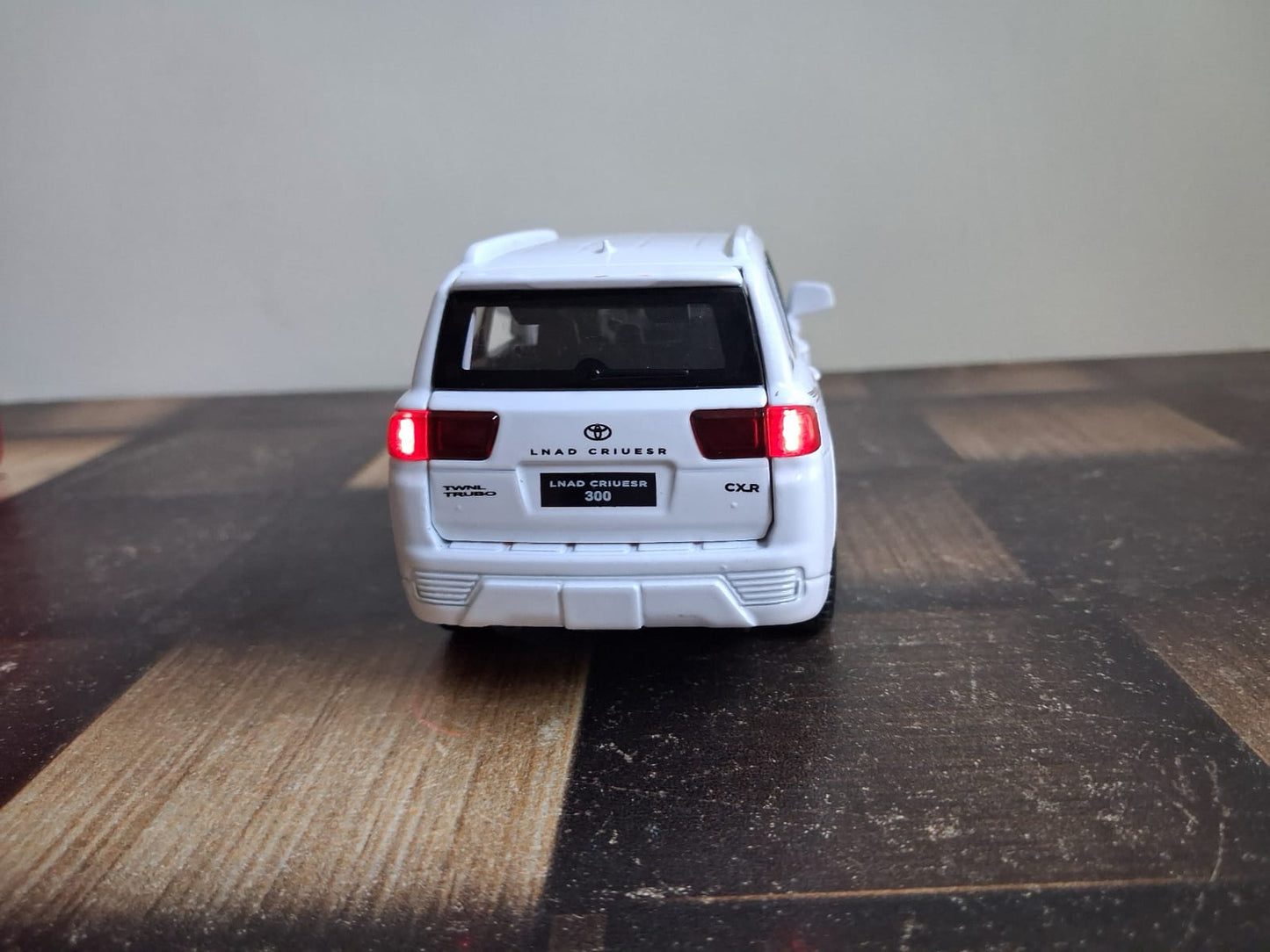 1:32 Toyota Land Cruiser Die-Cast Model – Light, Sound & Pull-Back Action (Black)