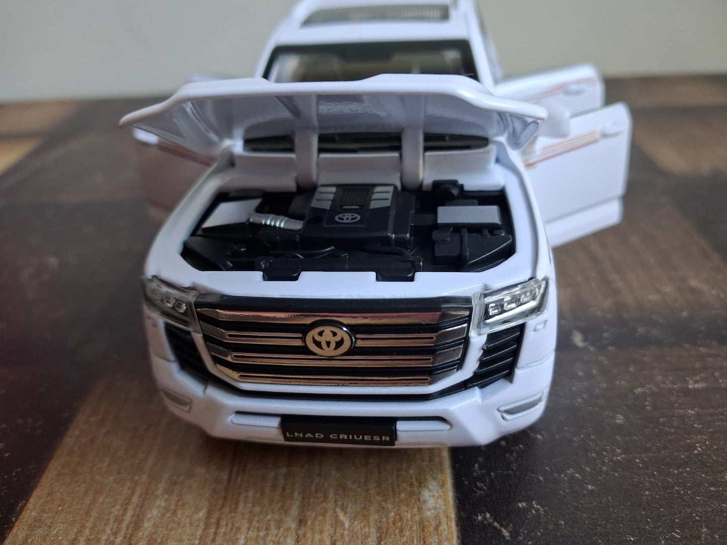 1:32 Toyota Land Cruiser Die-Cast Model – Light, Sound & Pull-Back Action (Black)