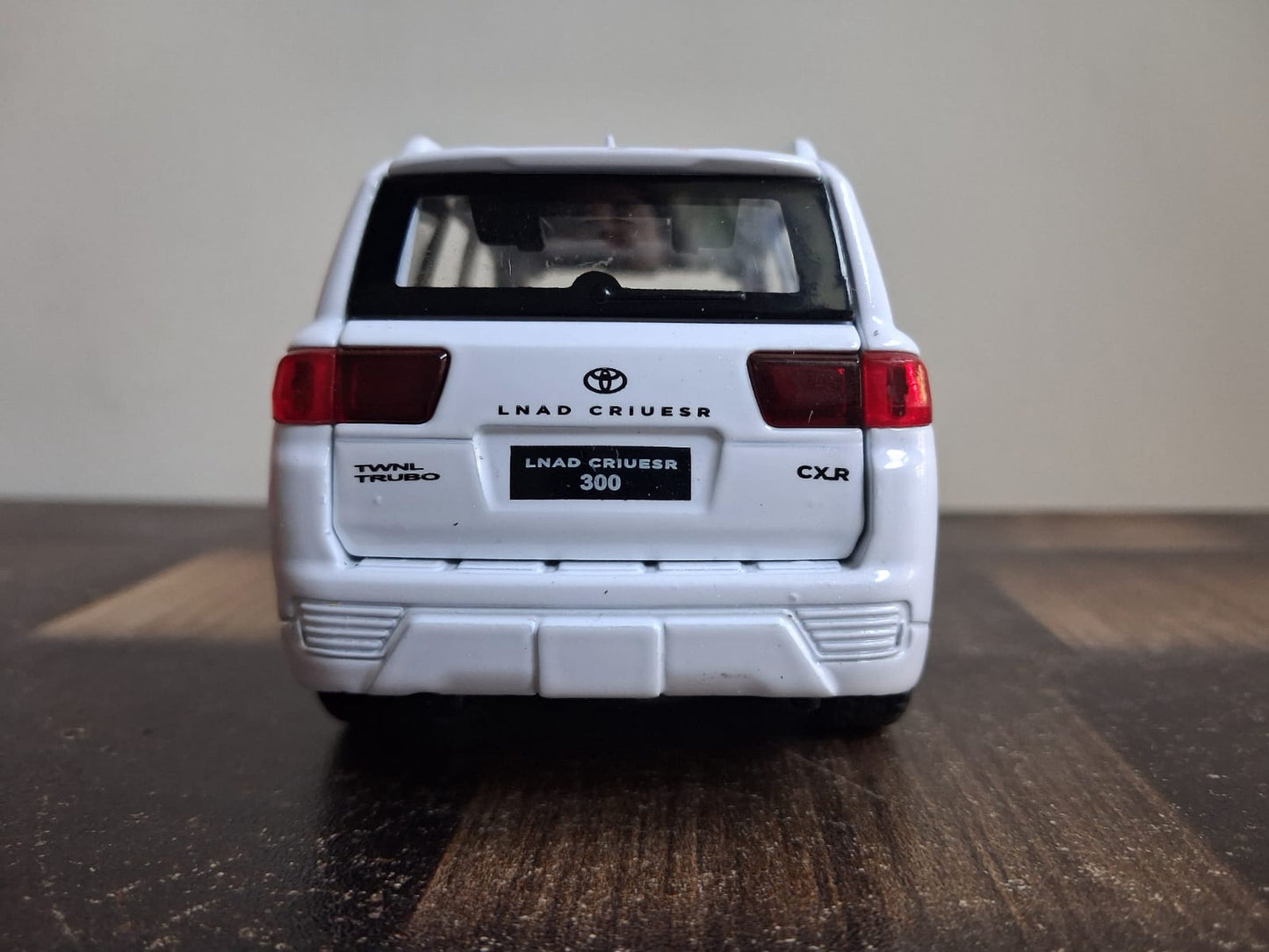 1:32 Toyota Land Cruiser Die-Cast Model – Light, Sound & Pull-Back Action (Black)