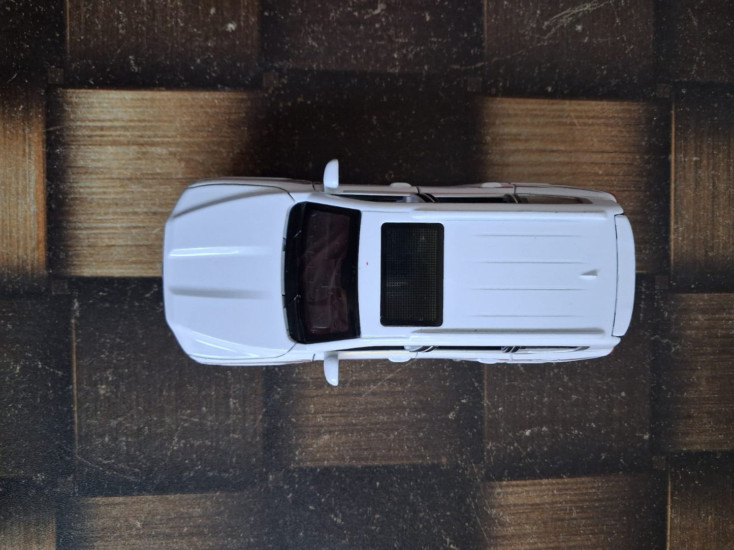 1:32 Toyota Land Cruiser Die-Cast Model – Light, Sound & Pull-Back Action (Black)